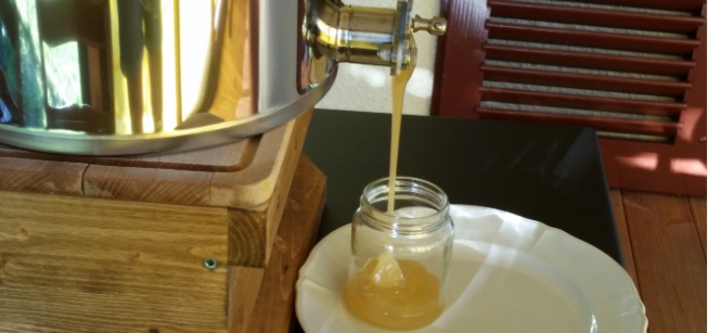 Es ist nicht unser Ziel so viel Honig wie möglich zu ernten. Unser Beitrag soll sein, mit der Bienenhaltung zur Erhaltung einer möglichst intakten Natur beizutragen. Es ist nicht unser Ziel so viel Honig wie möglich zu ernten. Unser Beitrag soll sein, mit der Bienenhaltung zur Erhaltung einer möglichst intakten Natur beizutragen.